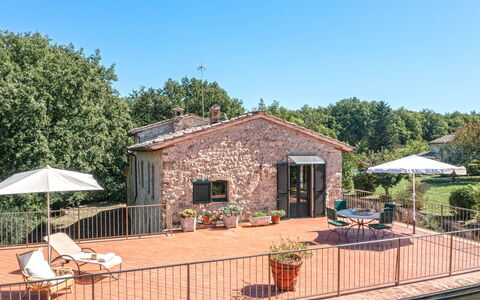 Casale del Timignano, Private Villa with Huge Gard: Sommerhus, Mursten, Estate, Gård, Stuehus, Blomsterkrukke, Villa, Stueplante, Altan, Backyard