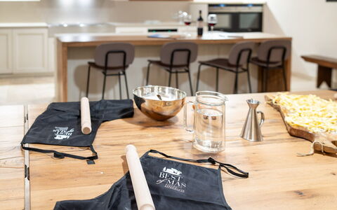 Villa Cortona: Eco-Sustainable Luxury Estate with: Møbel, Bejdse, Hårdttræ, Husholdningsapparat, Tilberedning, Serveware, Trægulve, Mad, Countertop