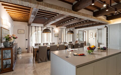 Villa Cortona: Eco-Sustainable Luxury Estate with: Møbel, Indretning, Gulvbelægning, Træ, Loft, Etage, Køkken, Bord, Lysarmatur, Belysning