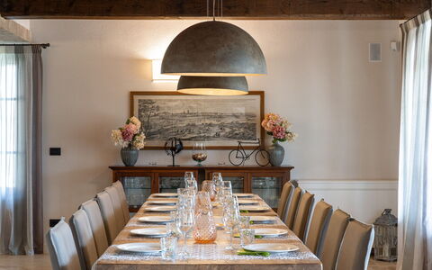 Villa Cortona: Eco-Sustainable Luxury Estate with: Møbel, Indretning, Bord, Træ, Køkken & Spisebord, Spisestue, Lysarmatur, Loft, Stol, Gulvbelægning