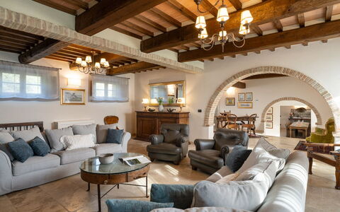 Villa Cortona: Eco-Sustainable Luxury Estate with: Møbel, Indretning, Couch, Væg, Gulvbelægning, Træ, Loft, Bord, Værelse, Stue