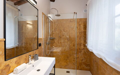 Villa Cortona: Eco-Sustainable Luxury Estate with: Gulvbelægning, Indretning, Etage, Sanitærarmatur, Badeværelse, Træ, Belysning, Håndvask, Vvs, Værelse