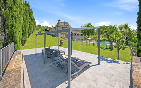 La Dimora del Chianti Dimora: Stunning Tuscan Ston: Kompositmateriale, Møbel, Skygge, Udendørs Møbler, Have, Udendørs Struktur, Beton, Landscaping, Flise, Pergola