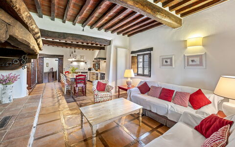 La Dimora del Chianti Dimora: Stunning Tuscan Ston: Gulvbelægning, Etage, Møbel, Indretning, Loft, Stue, Couch, Værelse, Stol
