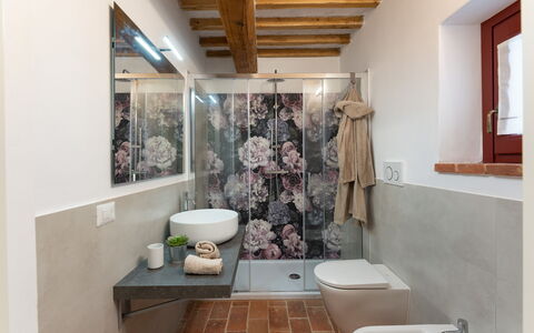 Marielena Authentic Chianti Retreat: Panoramic Vie: Sanitærarmatur, Indretning, Gulvbelægning, Badeværelse, Etage, Håndvask, Tap, Badeværelsesvask, Vvs, Hjem