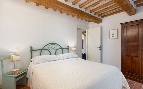 Marielena Authentic Chianti Retreat: Panoramic Vie: Væg, Soveværelse, Møbel, Seng, Indretning, Loft, Etage, Gulvbelægning, Sengetøj, Sengetøj