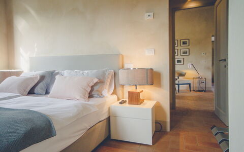 Villa Petrosa: Your Private Escape Overlooking the: Seng, Møbel, Soveværelse, Væg, Indretning, Sengetøj, Sengetøj, Etage, Gulvbelægning, Sengetøj