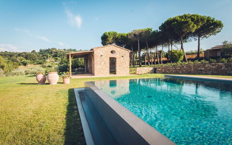 Villa Petrosa: Your Private Escape Overlooking the: Svømmepøl, Have, Estate, Landscaping, Udvej, Backyard, Water Feature, Stuehus, Villa, Gårdsplads