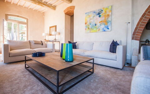 Villa Petrosa: Your Private Escape Overlooking the: Møbel, Couch, Væg, Træ, Gulvbelægning, Indretning, Etage, Stue, Throw Pillow