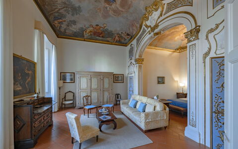 Elegant Suite: Florence Apartment with View on Med: Møbel, Indretning, Gulvbelægning, Etage, Loft, Belysning, Værelse, Stue, Stol, Billedramme