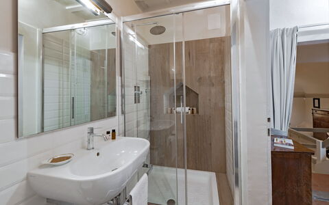 Elegant Suite: Florence Apartment with View on Med: Badeværelse, Sanitærarmatur, Indretning, Gulvbelægning, Etage, Håndvask, Vvs, Værelse, Loft, Tap