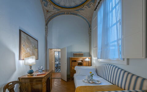 Elegant Suite: Florence Apartment with View on Med: Møbel, Indretning, Loft, Værelse, Gulvbelægning, Etage, Hjem, Stue, Couch, Billedramme