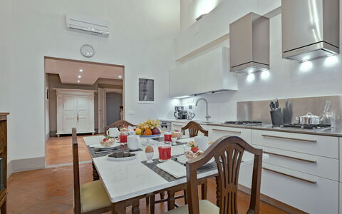 Elegant Suite: Florence Apartment with View on Med: Køkken, Indretning, Køkken Apparat, Møbel, Gulvbelægning, Større Bandage, Countertop, Loft, Husholdningsapparat, Værelse