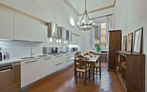 Elegant Suite: Florence Apartment with View on Med: Køkken, Gulvbelægning, Indretning, Træ, Møbel, Countertop, Loft, Køkken Apparat, Etage, Cabinetry