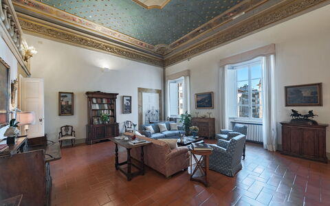 Elegant Suite: Florence Apartment with View on Med: Indretning, Møbel, Loft, Gulvbelægning, Etage, Værelse, Belysning, Billedramme, Stol, Stue