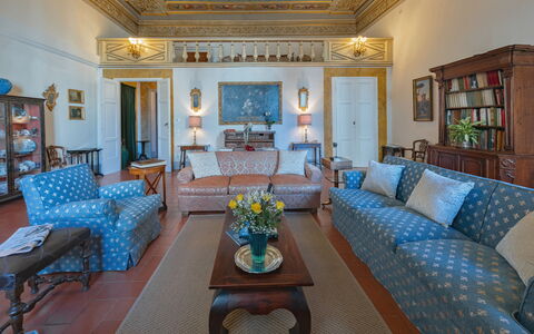 Elegant Suite: Florence Apartment with View on Med: Møbel, Indretning, Gulvbelægning, Værelse, Etage, Bord, Loft, Billedramme, Couch, Stol