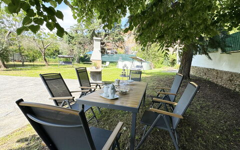 Il Volo Del Nibbio: Møbel, Stol, Udendørs Møbler, Bord, Udendørs Bord, Køkken & Spisebord, Skygge, Restaurant, Have, Gårdhave