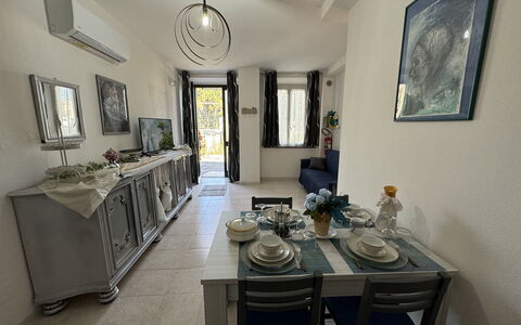 Il Volo Del Nibbio: Gulvbelægning, Møbel, Etage, Lejlighed, Stol, Køkken & Spisebord, Stueplante, Stue