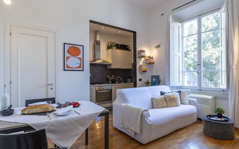 Green Suite Florence: Møbel, Indretning, Gulvbelægning, Værelse, Bord, Couch, Etage, Loft, Stue, Stol