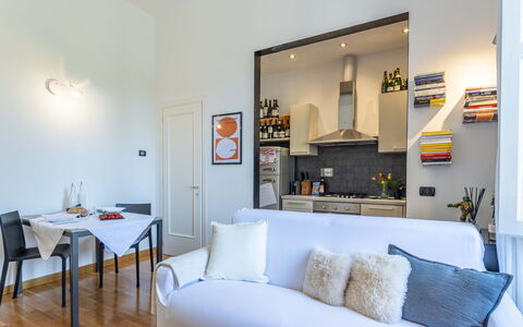 Green Suite Florence: Møbel, Indretning, Gulvbelægning, Værelse, Etage, Couch, Træ, Loft, Bord, Stue