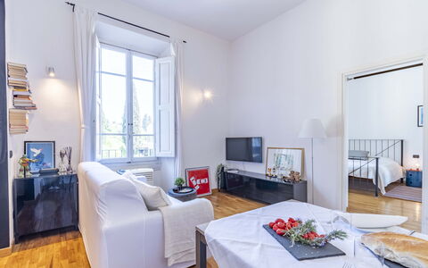 Green Suite Florence: Møbel, Indretning, Gulvbelægning, Etage, Værelse, Loft, Couch, Stue, Lejlighed, Bord