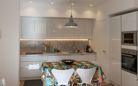 La Casa Dei Mandarini: Møbel, Indretning, Gulvbelægning, Væg, Etage, Træ, Lysarmatur, Loft, Køkken, Belysning