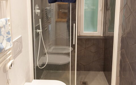 La Casa Dei Mandarini: Gulvbelægning, Etage, Badeværelse, Toiletbræt, Sanitærarmatur, Indretning, Toilet, Vvs, Flise, Spejl