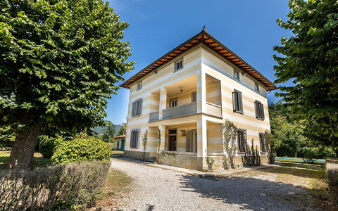 Villa Amelia: Hjem, Hus, Boligområde, Busk, Dør, Estate, Sommerhus, Stuehus, Have, Landscaping