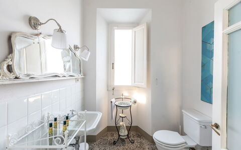 Villa Amelia: Badeværelse, Væg, Sanitærarmatur, Indretning, Gulvbelægning, Vvs, Etage, Tap, Håndvask, Hjem