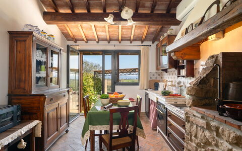 Casa Meletta: Møbel, Træ, Indretning, Køkken, Bord, Hjem, Gulvbelægning, Countertop, Køkken & Spisebord, Stol