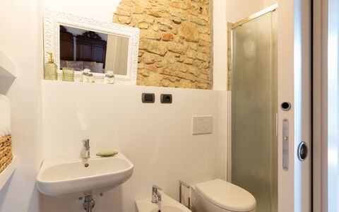 Casa Meletta: Væg, Gulvbelægning, Etage, Indretning, Sanitærarmatur, Dør, Vvs, Værelse, Badeværelse, Loft