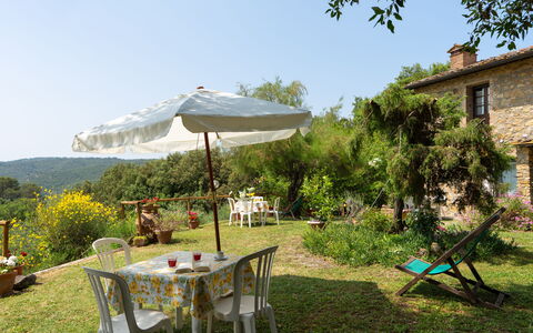 Casa Livia: Møbel, Bord, Udendørs Møbler, Stol, Busk, Udendørs Bord, Have, Køkken & Spisebord, Backyard, Skygge