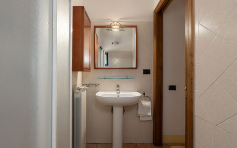 Casa Livia: Væg, Sanitærarmatur, Badeværelsesvask, Træ, Gulvbelægning, Indretning, Håndvask, Etage, Badeværelse, Spejl