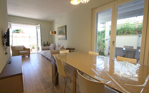 Casa Rossella: Møbel, Gulvbelægning, Indretning, Stol, Etage, Bord, Køkken & Spisebord, Værelse, Lejlighed, Spisestue