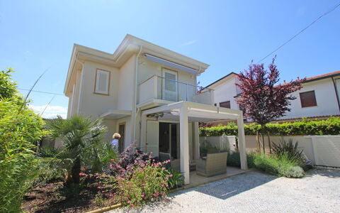 Casa Simonetta: Boligområde, Hjem, Hus, Arkitektur, Dør, Estate, Altan, Forstad, Skygge, Veranda