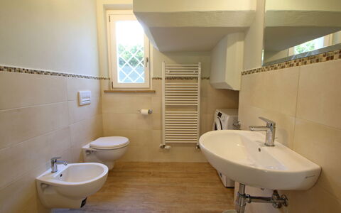 Casa Simonetta: Gulvbelægning, Etage, Badeværelse, Sanitærarmatur, Indretning, Håndvask, Badeværelsesvask, Vvs, Tap, Værelse