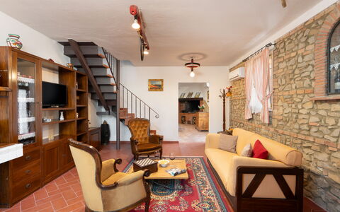 Villa Gori: Møbel, Indretning, Couch, Gulvbelægning, Loft, Stue, Værelse, Etage, Bord, Belysning