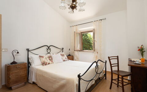 Villa Gori: Møbel, Seng, Soveværelse, Væg, Indretning, Træ, Gulvbelægning, Etage, Sengetøj, Sengetøj