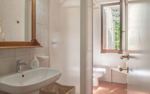 Casa Carla: Træ, Gulvbelægning, Indretning, Etage, Sanitærarmatur, Badeværelse, Badeværelsesvask, Værelse, Loft, Belysning