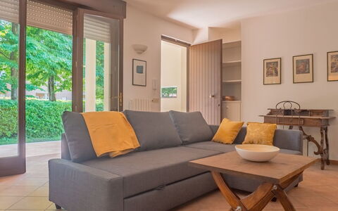 Casa Carla: Møbel, Indretning, Gulvbelægning, Couch, Etage, Træ, Bord, Værelse, Stue, Trægulve