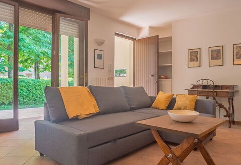 Casa Carla: Møbel, Indretning, Gulvbelægning, Couch, Etage, Træ, Bord, Værelse, Stue, Trægulve