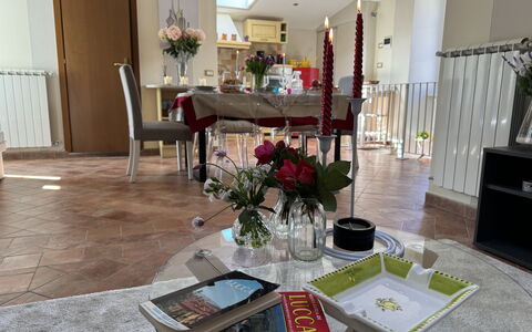 Anna: Møbel, Indretning, Gulvbelægning, Træ, Etage, Bord, Belysning, Stol, Værelse, Spisestue