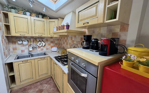 Anna: Køkken Apparat, Køkken, Countertop, Større Bandage, Komfur, Cabinetry, Træ, Gulvbelægning, Møbel, Indretning