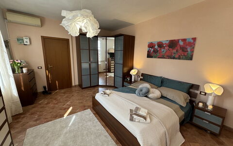 Anna: Møbel, Seng, Indretning, Soveværelse, Gulvbelægning, Etage, Sengetøj, Sengetøj, Værelse, Træ