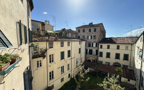 Anna: Bygning, Væg, Vindue, Kvarter, Boligområde, Stad, Lejlighed, Urban Design, Menneskelig Bosættelse, Blandet Brug