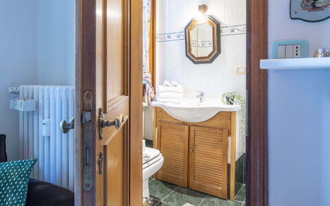 Suite Vogel: Træ, Badeværelsesvask, Indretning, Gulvbelægning, Sanitærarmatur, Etage, Håndvask, Tap, Badeværelsesskab, Badeværelse