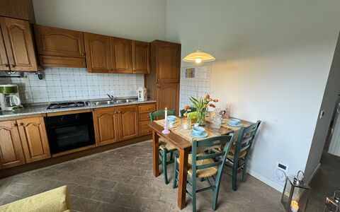 Green Hills 13: Gulvbelægning, Møbel, Køkken, Countertop, Indretning, Etage, Cabinetry, Træ, Køkken Apparat, Loft