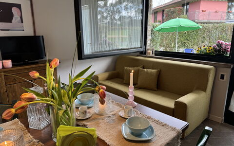 Green Hills 13: Træ, Indretning, Møbel, Gulvbelægning, Værelse, Stue, Couch, Stueplante, Kaffebord