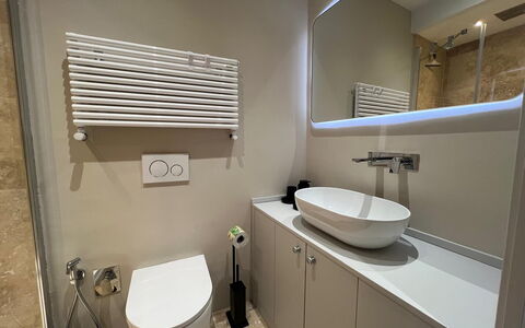 Via Roma 39: Badeværelse, Badeværelsesvask, Sanitærarmatur, Håndvask, Gulvbelægning, Indretning, Toilet, Etage, Badeværelsesskab, Spejl