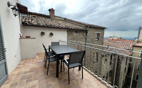 Via Roma 39: Møbel, Etage, Udendørs Møbler, Udendørs Bord, Stol, Køkken & Spisebord, Altan, Stueplante, Gårdsplads, Flise